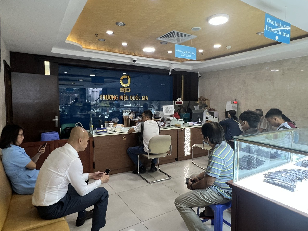 'Dở kh&oacute;c dở cười' xếp h&agrave;ng mua v&agrave;ng gi&aacute; cao- Ảnh 7.