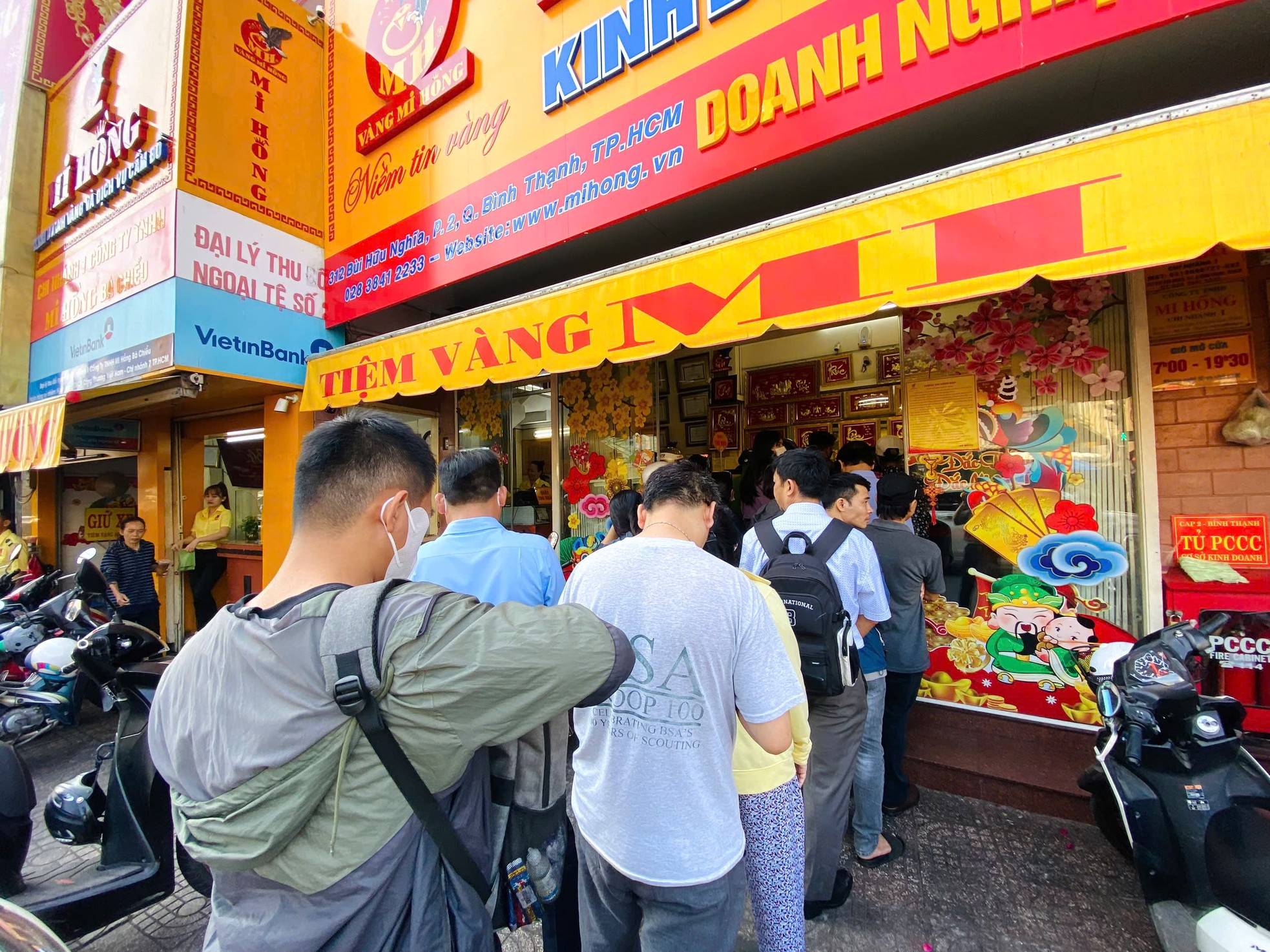 'Dở kh&oacute;c dở cười' xếp h&agrave;ng mua v&agrave;ng gi&aacute; cao- Ảnh 4.