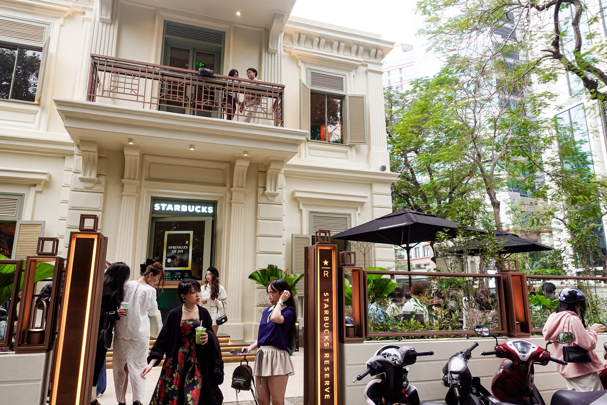 Trai xinh gái đẹp Hà Nội xếp hàng dài ở cửa hàng Starbucks mới khai trương, có gì mà hot đến vậy?- Ảnh 1.