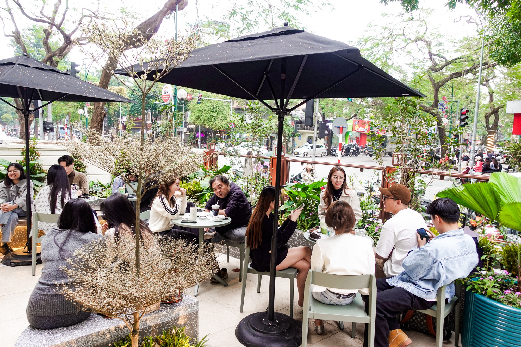 Trai xinh gái đẹp Hà Nội xếp hàng dài ở cửa hàng Starbucks mới khai trương, có gì mà hot đến vậy?- Ảnh 3.