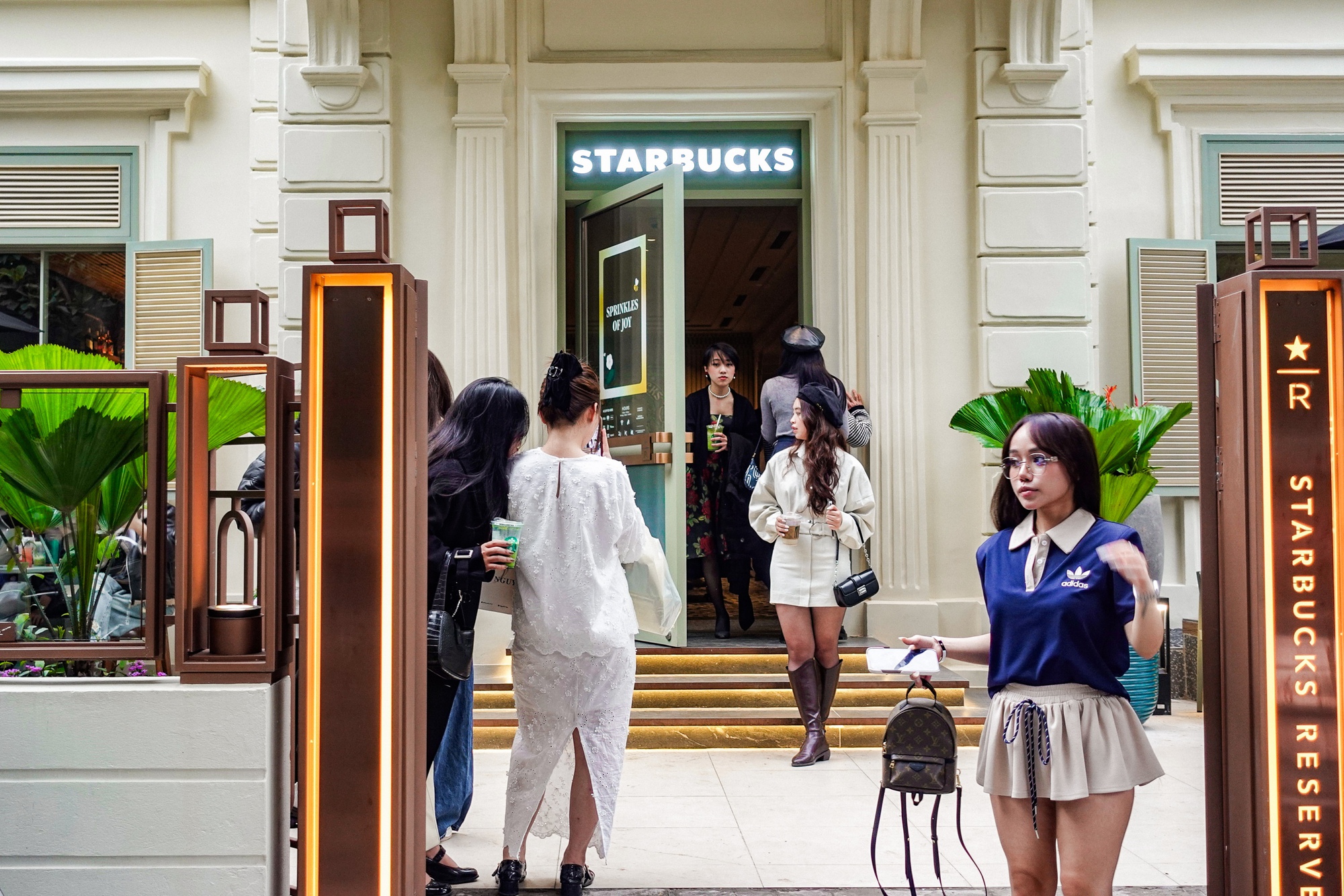 Trai xinh gái đẹp Hà Nội xếp hàng dài ở cửa hàng Starbucks mới khai trương, có gì mà hot đến vậy?- Ảnh 4.