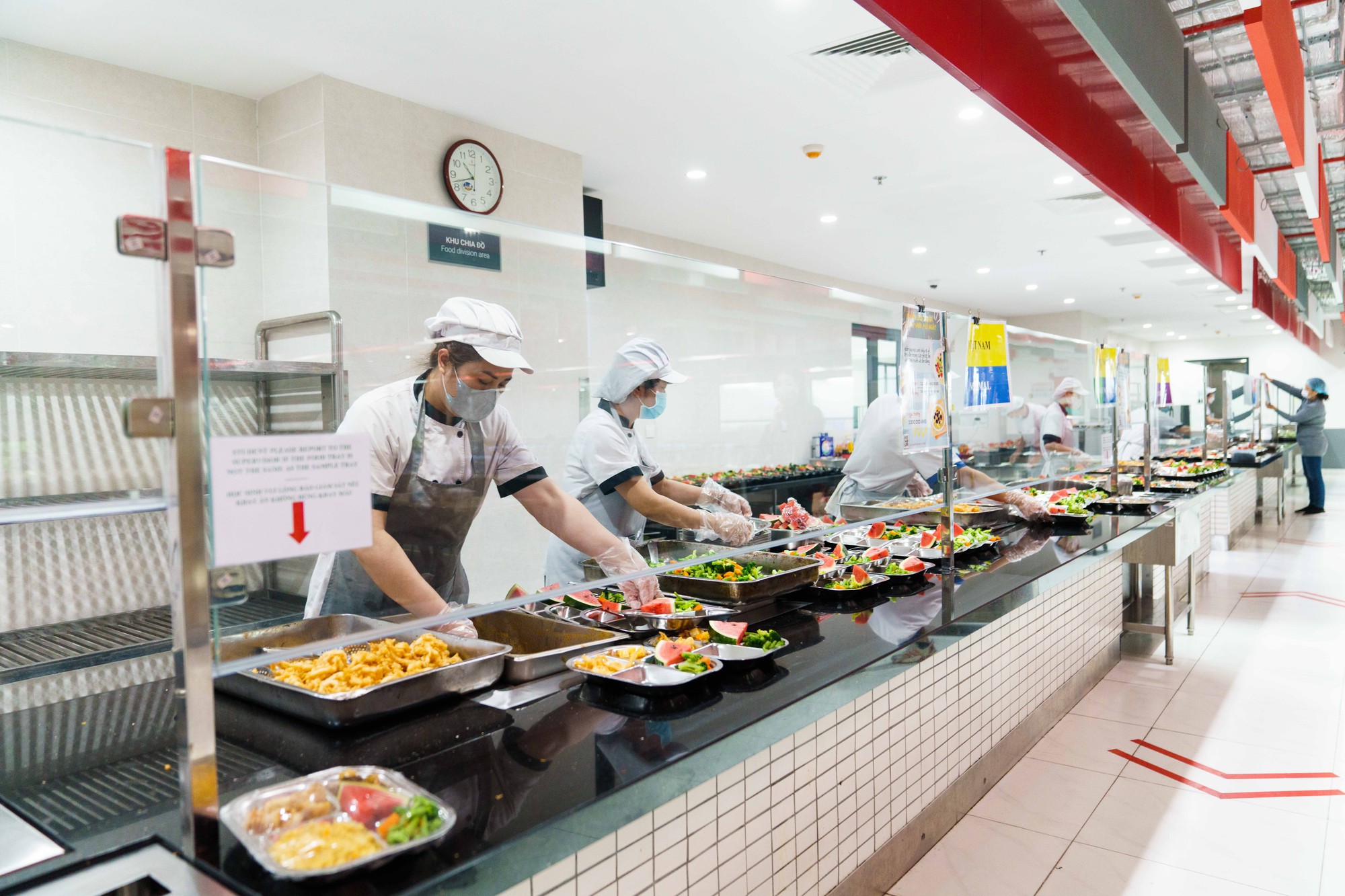 "Đột nhập" canteen trường quốc tế sở hữu kiến trúc đẹp mê: Đồ Âu - đồ Á có đủ, nhìn suất ăn đầy đặn mà ai cũng cồn cào- Ảnh 6.