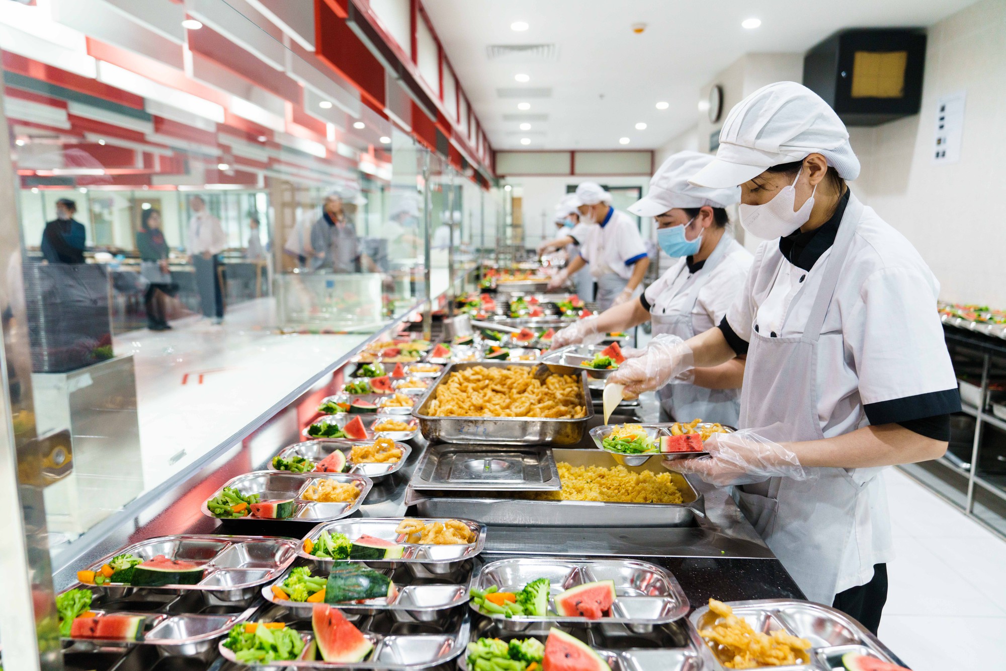 "Đột nhập" canteen trường quốc tế sở hữu kiến trúc đẹp mê: Đồ Âu - đồ Á có đủ, nhìn suất ăn đầy đặn mà ai cũng cồn cào- Ảnh 5.