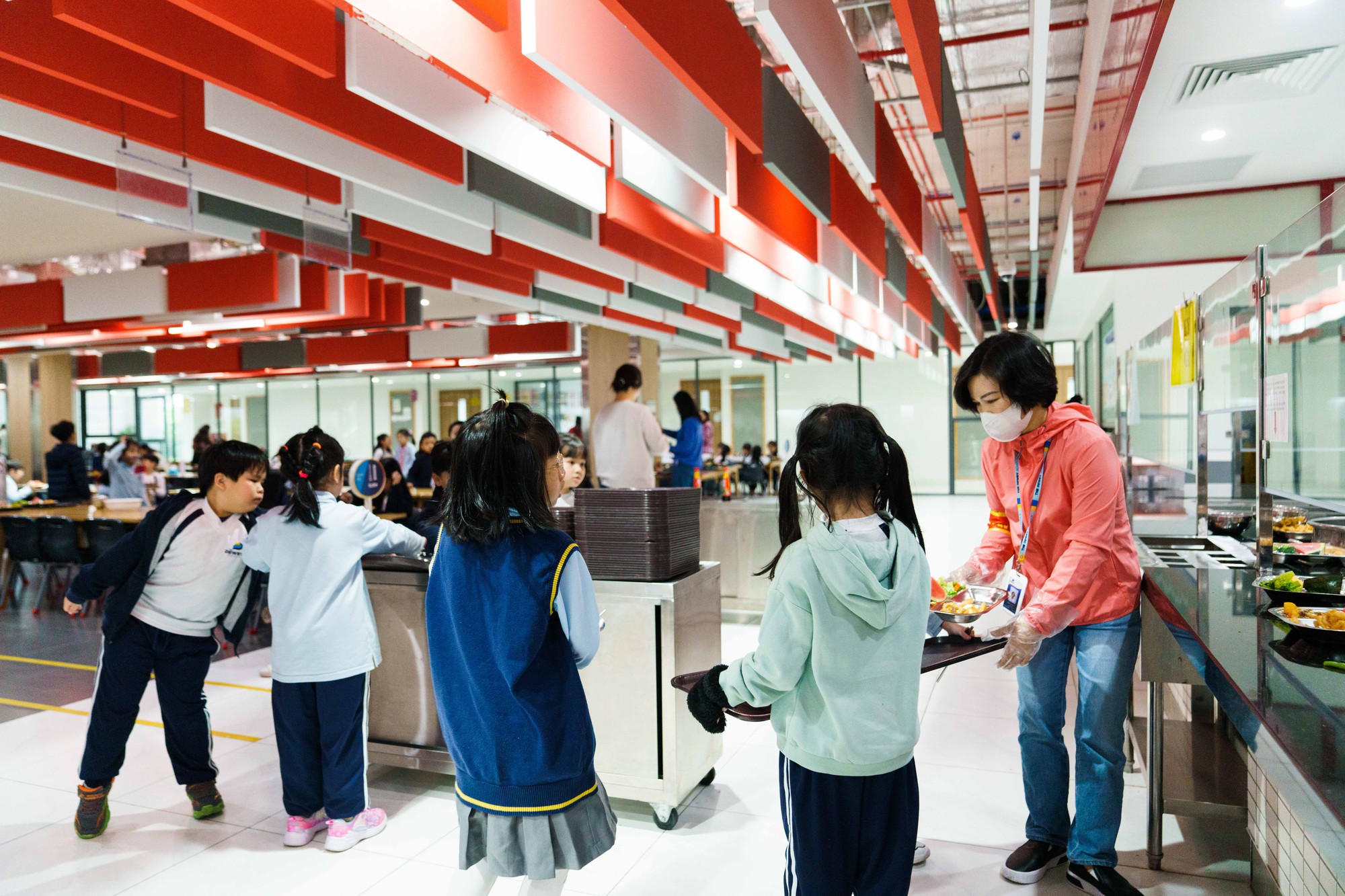 "Đột nhập" canteen trường quốc tế sở hữu kiến trúc đẹp mê: Đồ Âu - đồ Á có đủ, nhìn suất ăn đầy đặn mà ai cũng cồn cào- Ảnh 11.