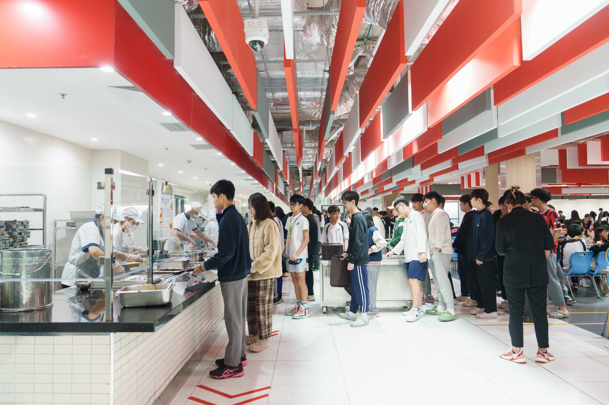 "Đột nhập" canteen trường quốc tế sở hữu kiến trúc đẹp mê: Đồ Âu - đồ Á có đủ, nhìn suất ăn đầy đặn mà ai cũng cồn cào- Ảnh 14.