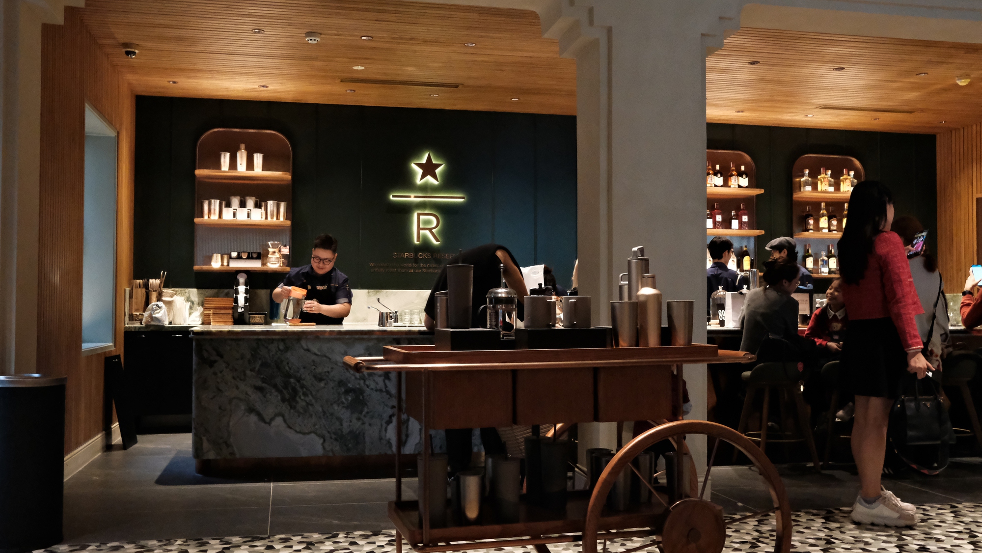 Trai xinh gái đẹp Hà Nội xếp hàng dài ở cửa hàng Starbucks mới khai trương, có gì mà hot đến vậy?- Ảnh 21.