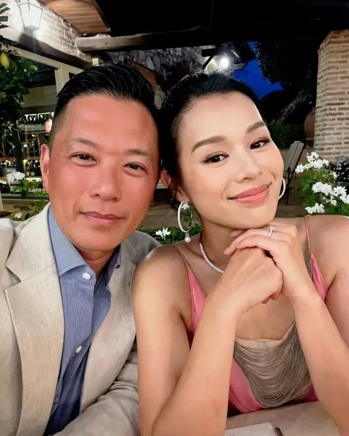 Thái độ bất thường của Á hậu hàng đầu showbiz sau vụ chồng đại gia lộ ảnh ôm ấp nhiều phụ nữ ở bar- Ảnh 7.