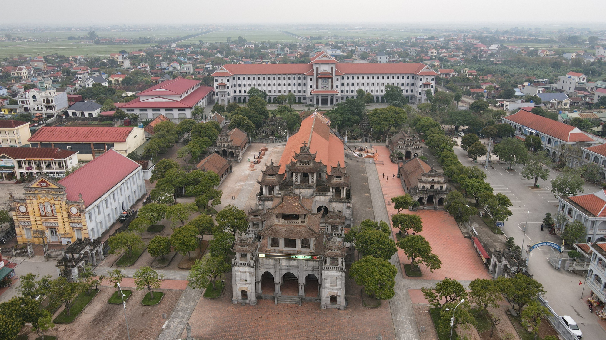 Vào năm 1999 – 2000, ngôi thánh đường được đại trùng tu để mừng kỷ niệm 100 năm thành lập giáo phận Phát Diệm (1901 – 2001).