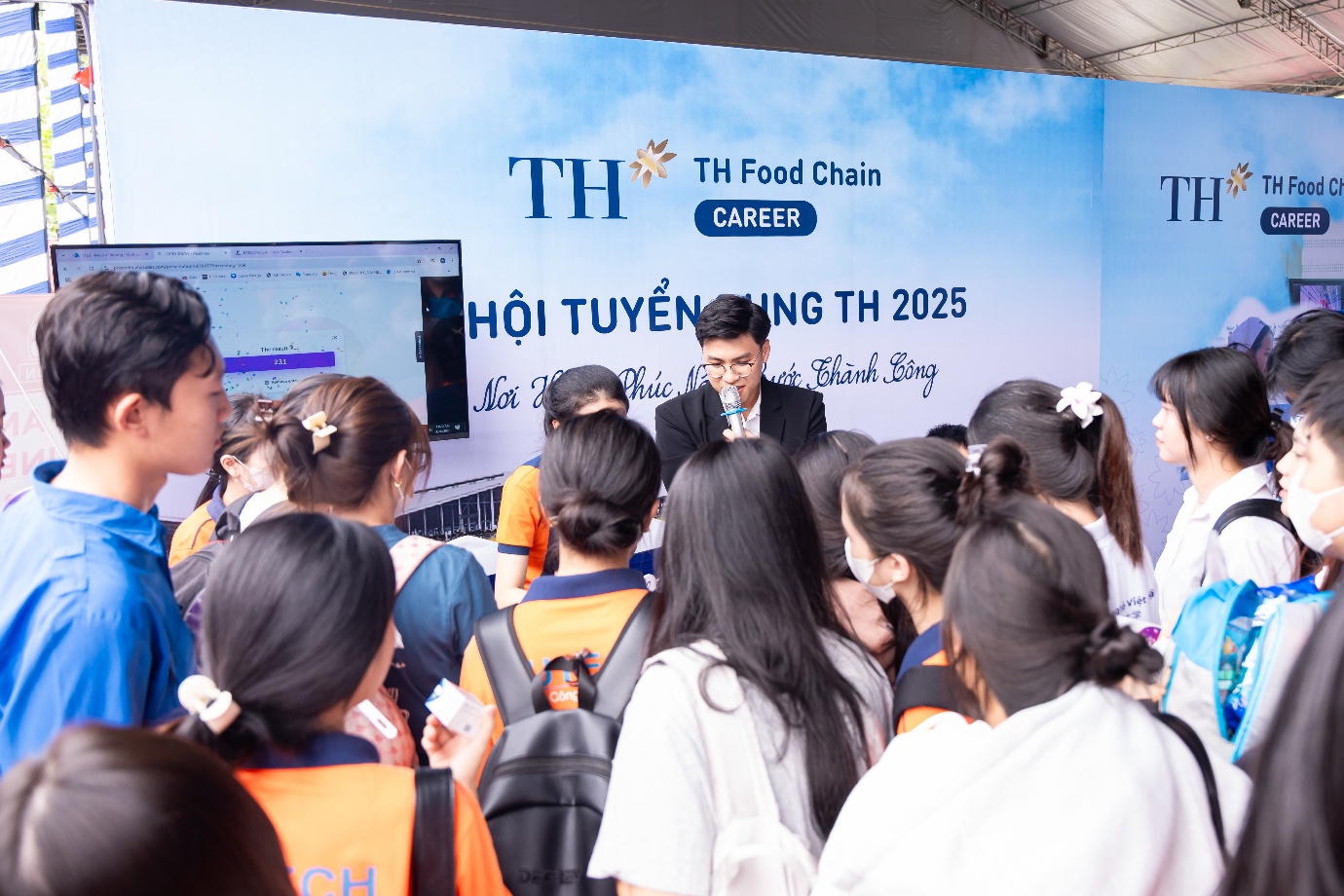 Hàng nghìn sinh viên tìm việc, kết nối cùng anh chị cựu sinh viên tại HUTECH ALUMNI JOB FAIR 2025- Ảnh 1.