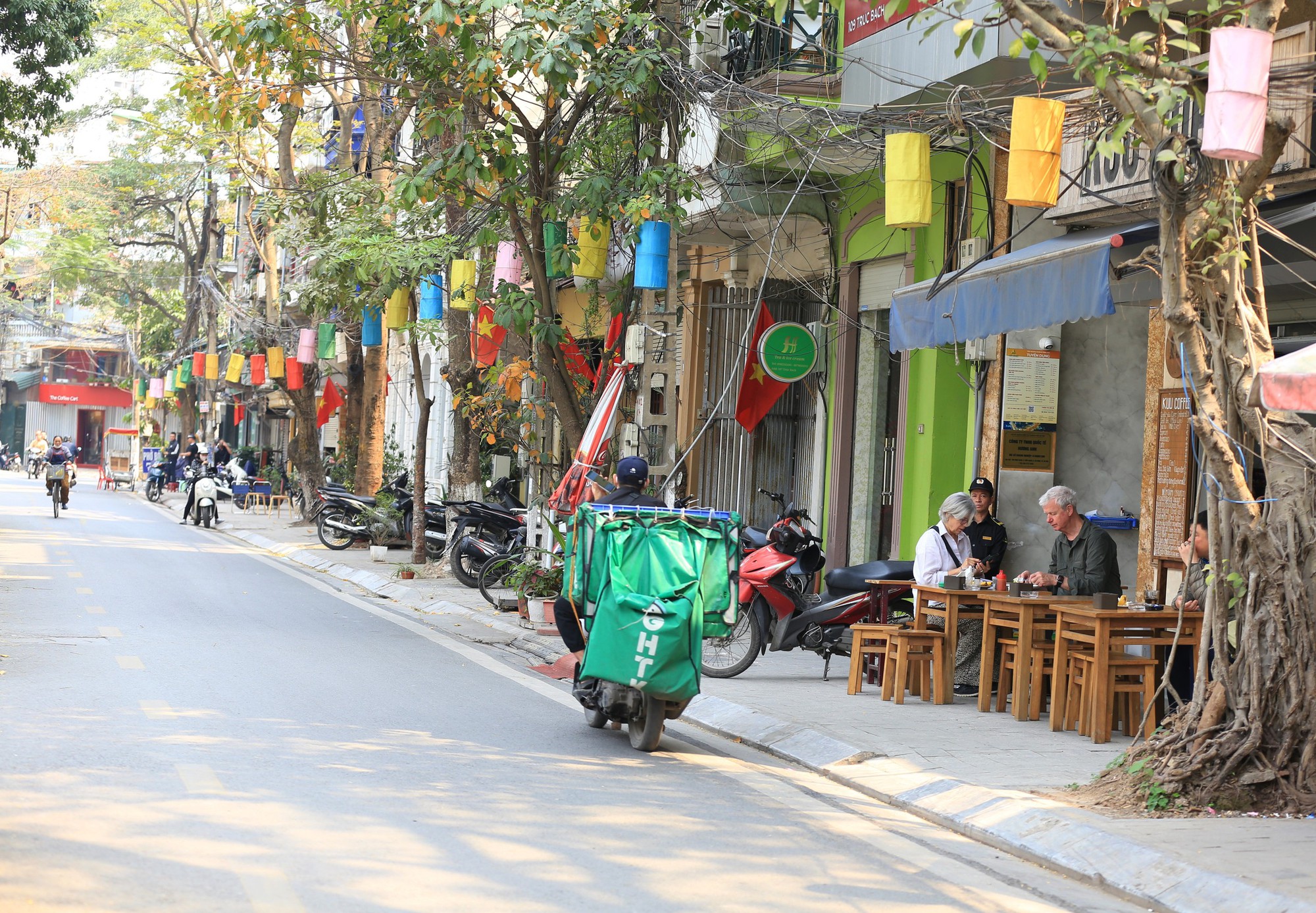 Nhiều khách Tây bất ngờ với những tấm biển dán logo đặc biệt trên phố cổ Hà Nội- Ảnh 2.