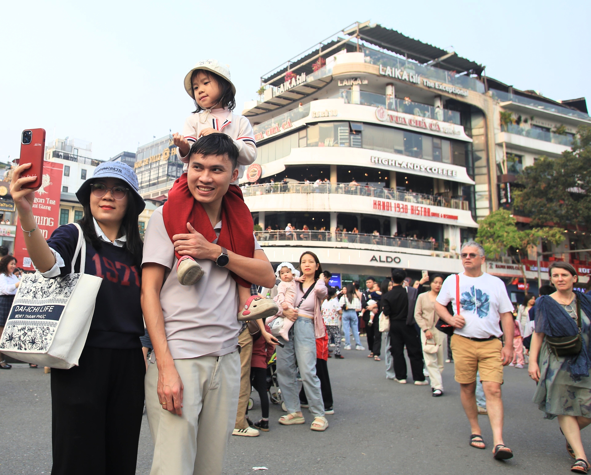 Dòng người liên tục đổ về chụp ảnh với Hàm Cá Mập vào cuối tuần- Ảnh 16.