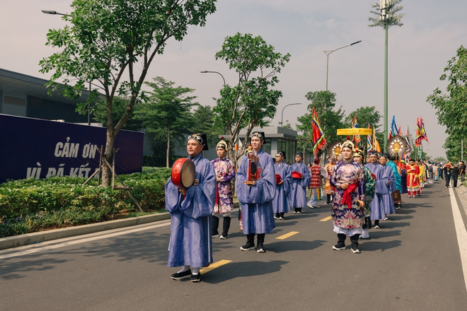 Bất chấp nắng nóng, hàng nghìn người mặc trang phục truyền thống đưa concert “Anh Trai Vượt Ngàn Chông Gai