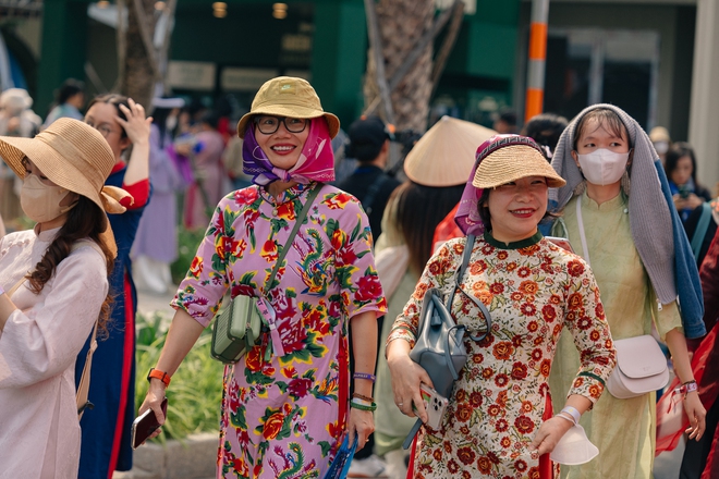 Bất chấp nắng nóng, hàng nghìn người mặc trang phục truyền thống đưa concert “Anh Trai Vượt Ngàn Chông Gai