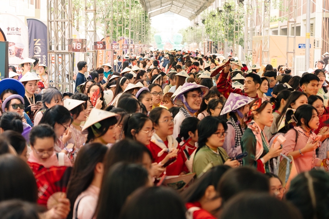 Bất chấp nắng nóng, hàng nghìn người mặc trang phục truyền thống đưa concert “Anh Trai Vượt Ngàn Chông Gai