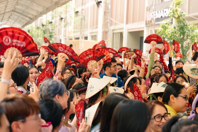 Bất chấp nắng nóng, hàng nghìn người mặc trang phục truyền thống đưa concert “Anh Trai Vượt Ngàn Chông Gai