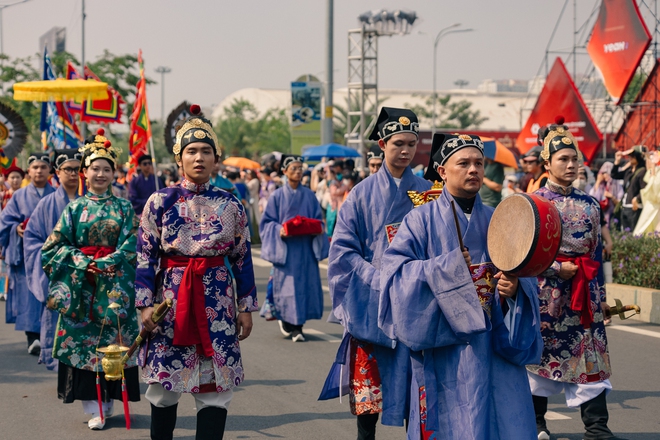 Bất chấp nắng nóng, hàng nghìn người mặc trang phục truyền thống đưa concert “Anh Trai Vượt Ngàn Chông Gai