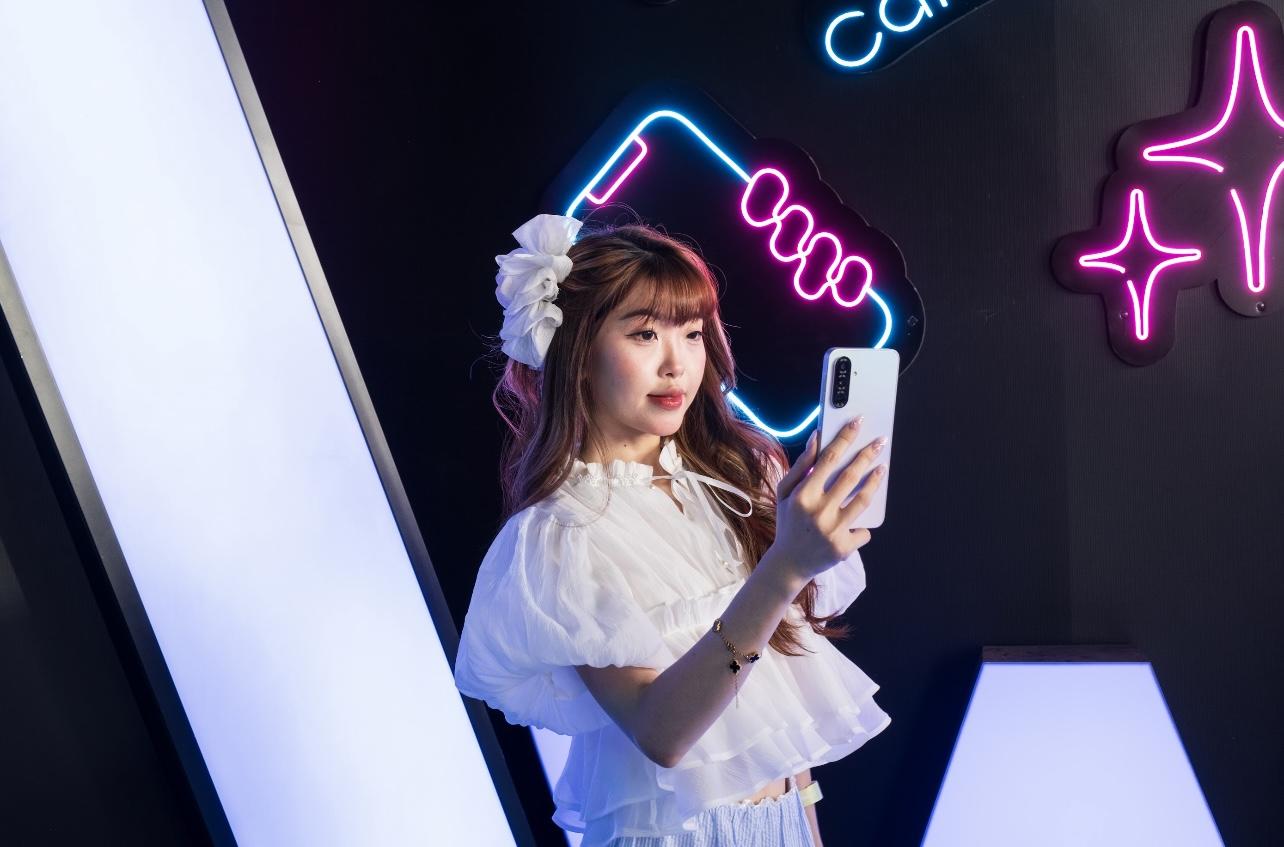 Fan HIEUTHUHAI “khoe nhẹ” khoảnh khắc selfie cực đẹp, bí quyết đu idol chính là Galaxy A56 5G!- Ảnh 4.