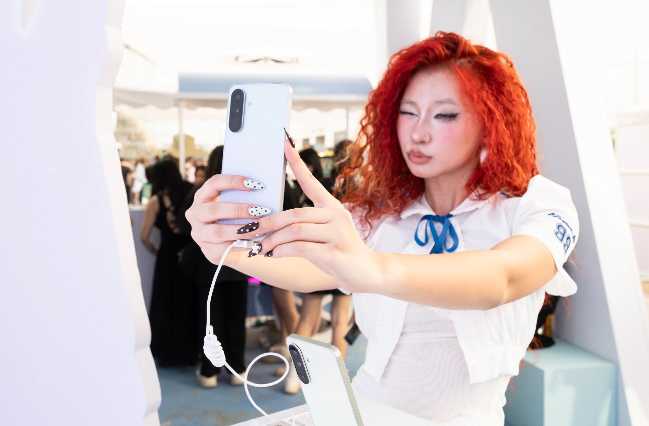 Fan HIEUTHUHAI “khoe nhẹ” khoảnh khắc selfie cực đẹp, bí quyết đu idol chính là Galaxy A56 5G!- Ảnh 7.