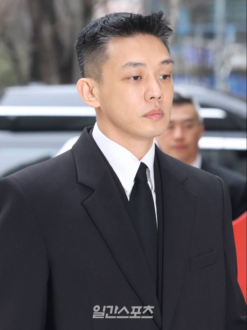 Ảnh đế tù tội Yoo Ah In thốt lên 1 câu đáng sợ ngay giữa tang lễ của cha- Ảnh 1.