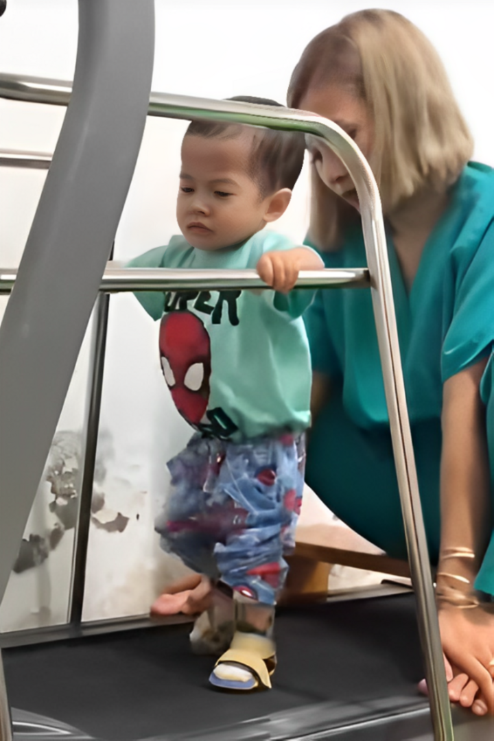 "Giáo sư tí hon" gây sốt mạng và hành trình chiến đấu với bệnh hiếm- Ảnh 2.