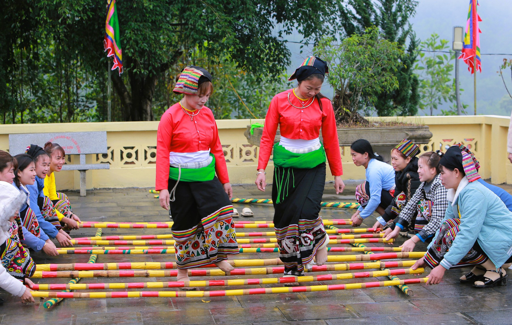 Độc đ&aacute;o ng&ocirc;i đền Ch&iacute;n Gian c&oacute; 9 con tr&acirc;u quỳ gối trước đền- Ảnh 11.