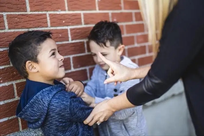 "Mẹ ơi, con bị bạn c&ugrave;ng lớp đ&aacute;nh": C&aacute;ch phản ứng của cha mẹ c&oacute; thể biến con th&agrave;nh kẻ yếu đuối hoặc người bản lĩnh- Ảnh 1.