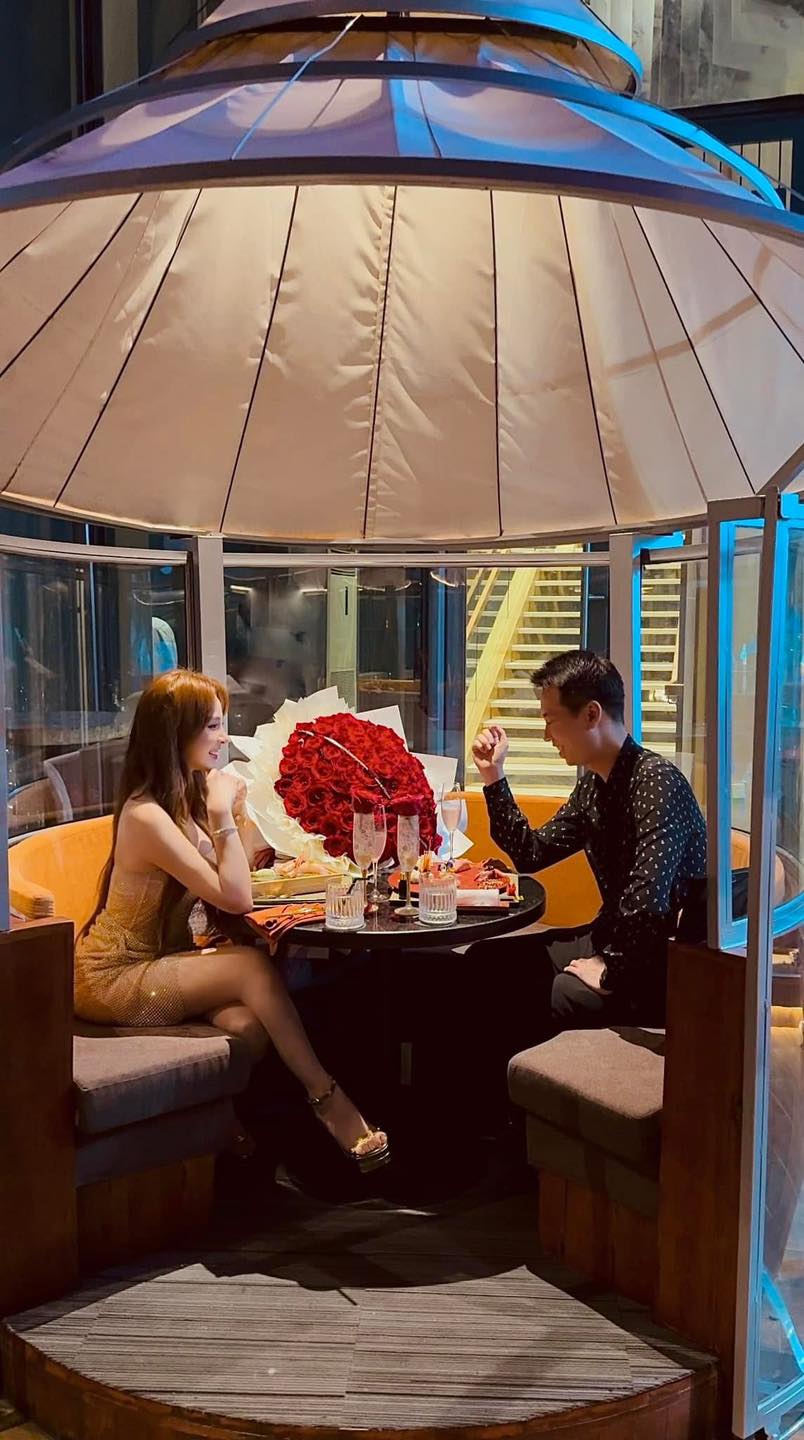 "Phú bà" showbiz Việt diện áo tắm khoe sắc vóc nuột nà, U40 vẫn đẹp như búp bê- Ảnh 5.