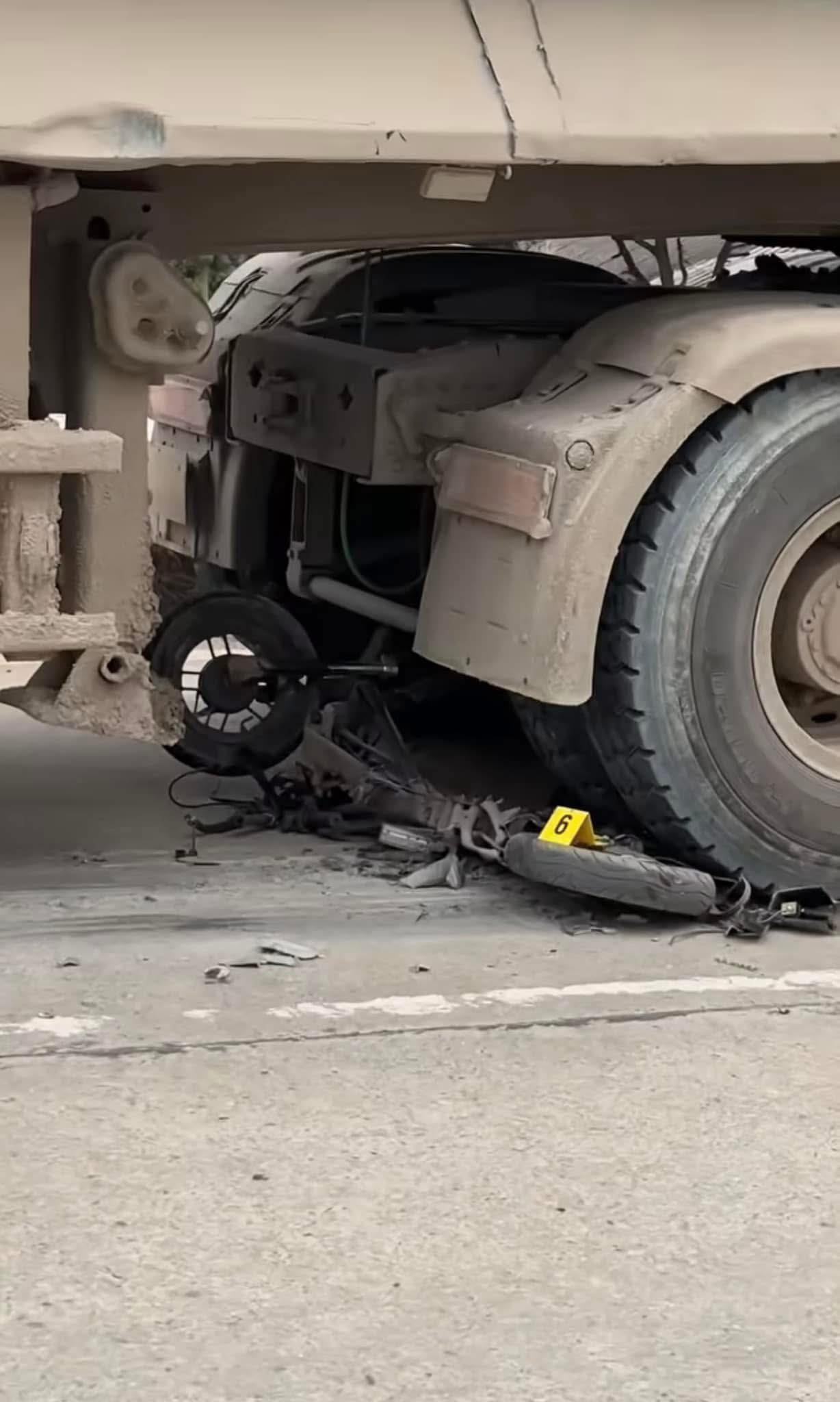 Kinh ho&agrave;ng cảnh tượng xe đạp điện cuốn v&agrave;o gầm xe tải, c&aacute;i kết kh&ocirc;ng ai tin nổi- Ảnh 1.