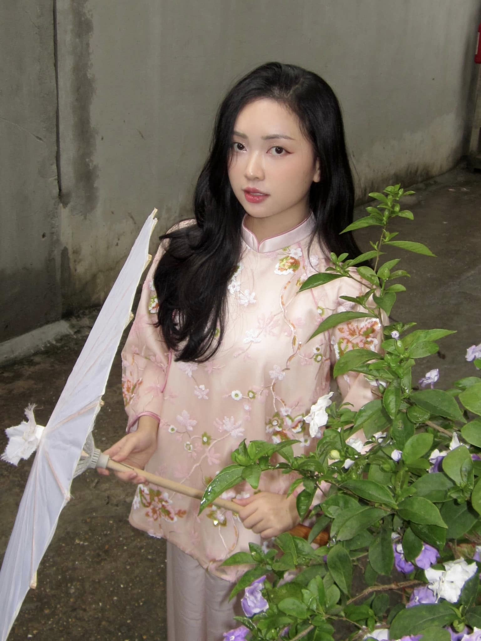 "Cam thường" check nhan sắc thật của nàng WAG xinh nhất làng bóng đá, có lộ khuyết điểm khi không có filter?- Ảnh 2.