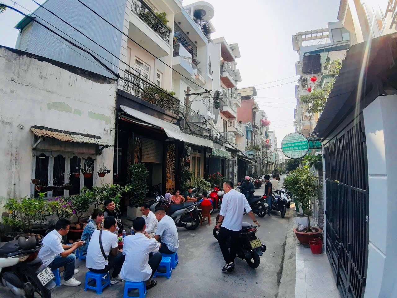 S&aacute;ng sớm, kh&aacute;ch đ&atilde; &ldquo;g&otilde; cửa&rdquo; xem nh&agrave;- Ảnh 1.