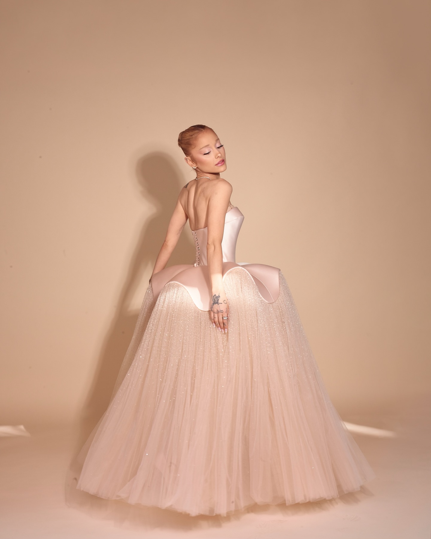 Công chúa Oscar đích thị là Ariana Grande, 2 tạo hình tuyệt đối điện ảnh- Ảnh 5.