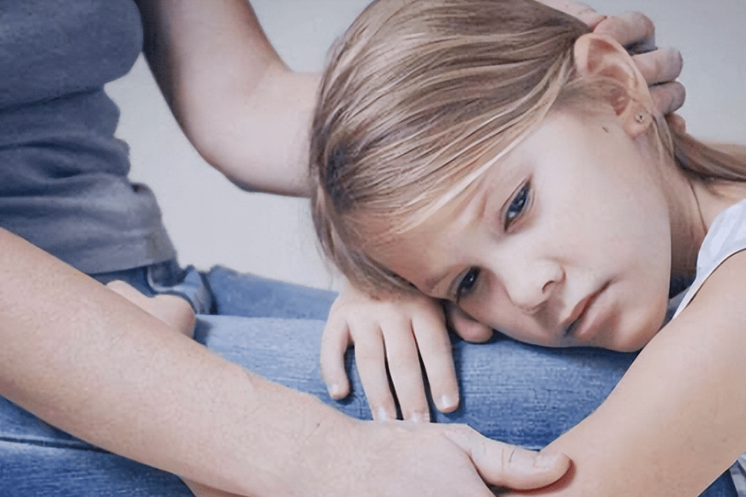 "Mẹ ơi, con bị bạn c&ugrave;ng lớp đ&aacute;nh": C&aacute;ch phản ứng của cha mẹ c&oacute; thể biến con th&agrave;nh kẻ yếu đuối hoặc người bản lĩnh- Ảnh 2.