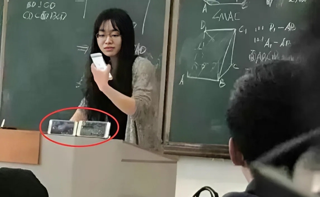 Chơi game trong lớp, nữ gi&aacute;o vi&ecirc;n xinh đẹp "chơi chi&ecirc;u" cao tay khiến học sinh "nh&igrave;n nh&acirc;n vật m&agrave; lệ tu&ocirc;n rơi"- Ảnh 1.