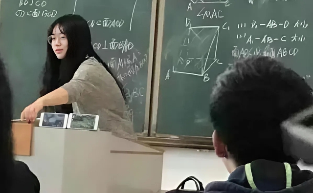 Chơi game trong lớp, nữ gi&aacute;o vi&ecirc;n xinh đẹp "chơi chi&ecirc;u" cao tay khiến học sinh "nh&igrave;n nh&acirc;n vật m&agrave; lệ tu&ocirc;n rơi"- Ảnh 2.