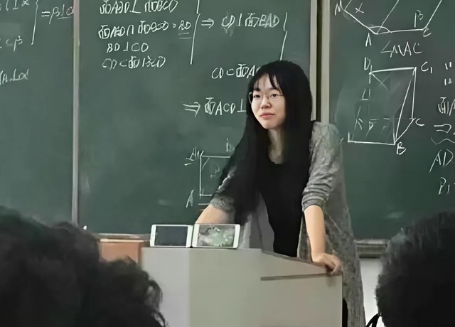 Chơi game trong lớp, nữ gi&aacute;o vi&ecirc;n xinh đẹp "chơi chi&ecirc;u" cao tay khiến học sinh "nh&igrave;n nh&acirc;n vật m&agrave; lệ tu&ocirc;n rơi"- Ảnh 3.