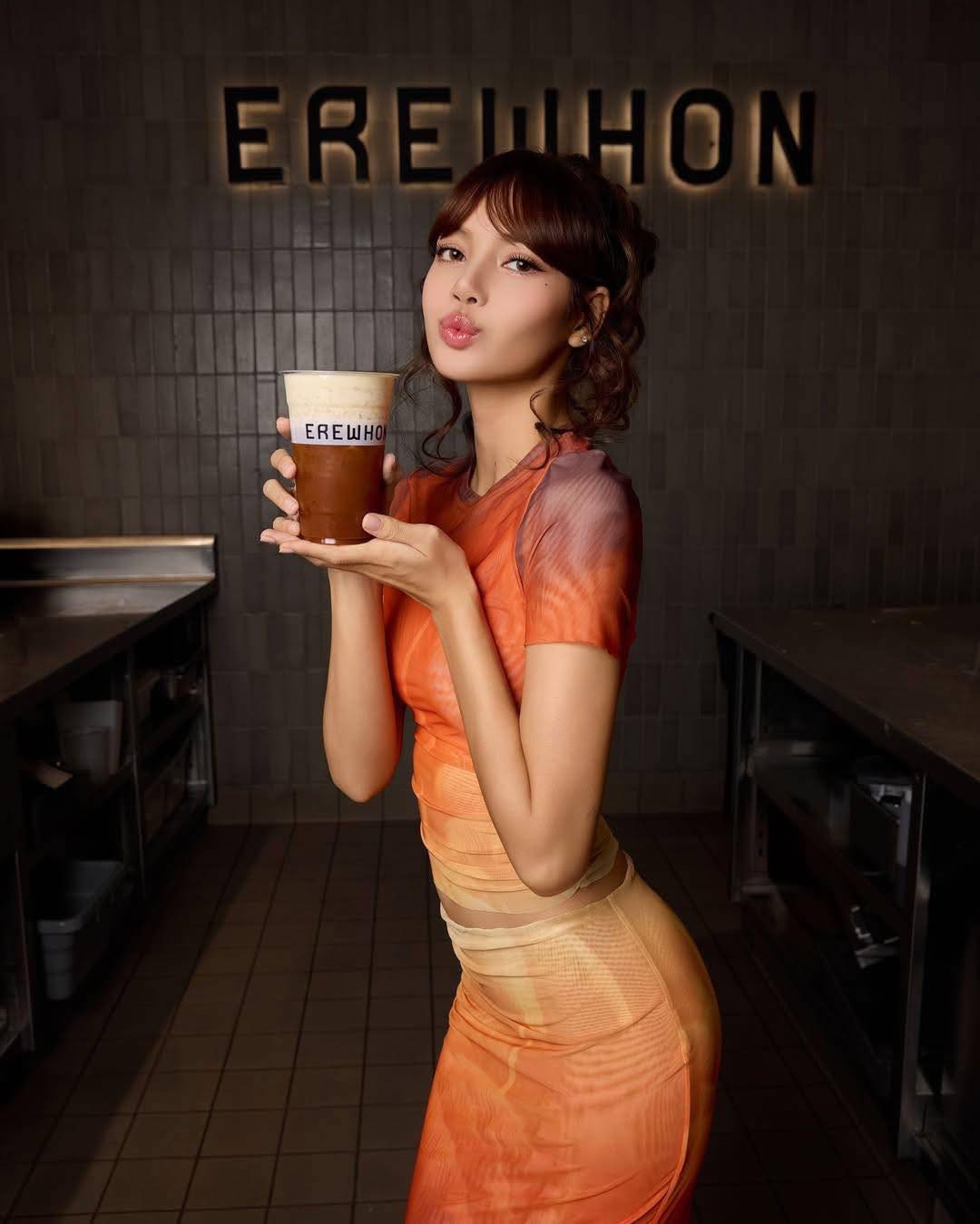 Kín đáo nhưng cực sexy cuốn hút tại Oscar 2025, Lisa tiết lộ có eo con kiến nhờ các bữa luôn ăn nhiều 1 món- Ảnh 4.