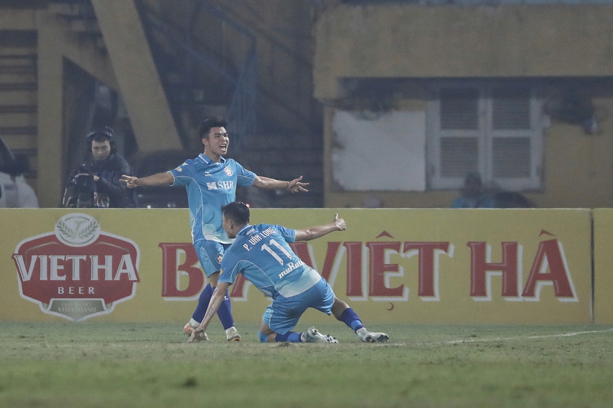 HAGL lại khiến bầu Đức thất vọng, CLB Hà Nội ngược dòng hú vía trước đội bét bảng V.League- Ảnh 2.