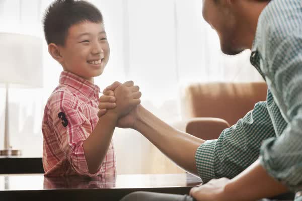 Nếu con cứ "cãi nhem nhẻm", cha mẹ không cần quát tháo, đánh mắng: Cứ nói 4 câu này là ổn!- Ảnh 2.