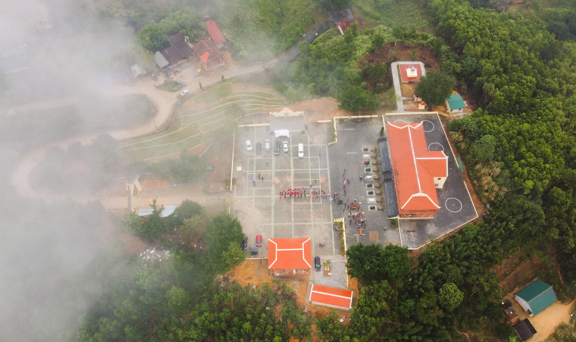 Độc đ&aacute;o ng&ocirc;i đền Ch&iacute;n Gian c&oacute; 9 con tr&acirc;u quỳ gối trước đền- Ảnh 3.