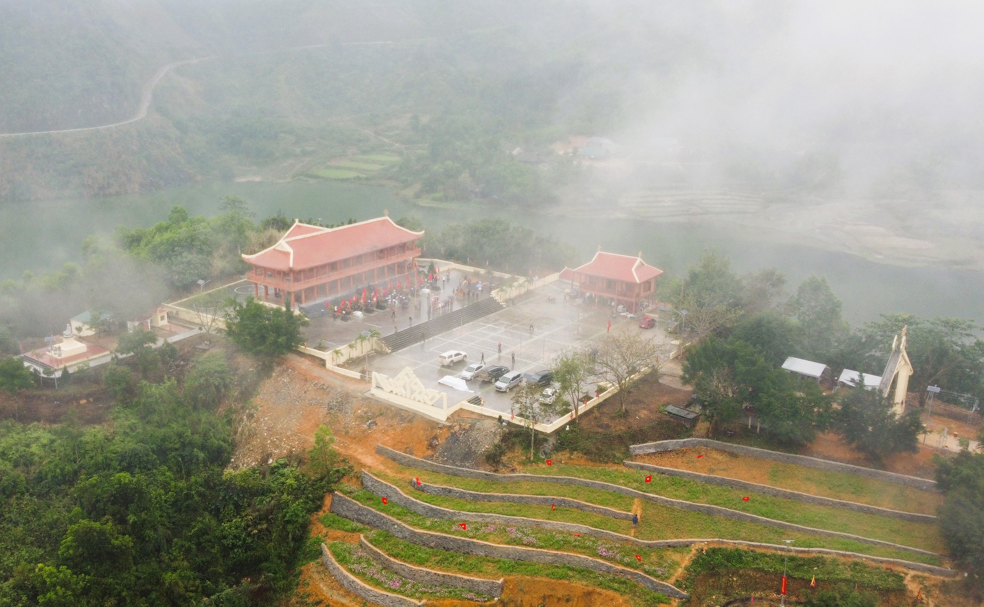 Độc đ&aacute;o ng&ocirc;i đền Ch&iacute;n Gian c&oacute; 9 con tr&acirc;u quỳ gối trước đền- Ảnh 8.