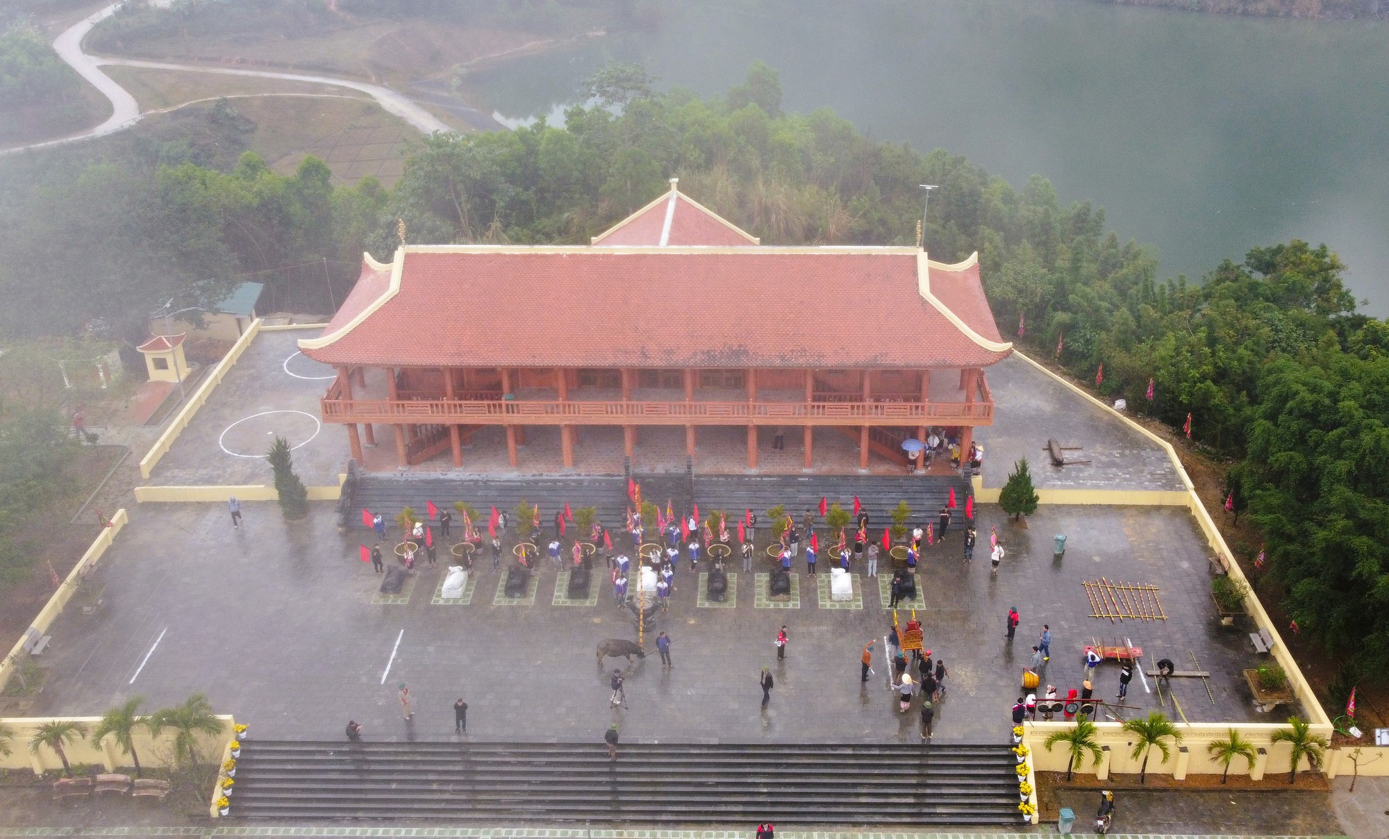 Độc đ&aacute;o ng&ocirc;i đền Ch&iacute;n Gian c&oacute; 9 con tr&acirc;u quỳ gối trước đền- Ảnh 4.