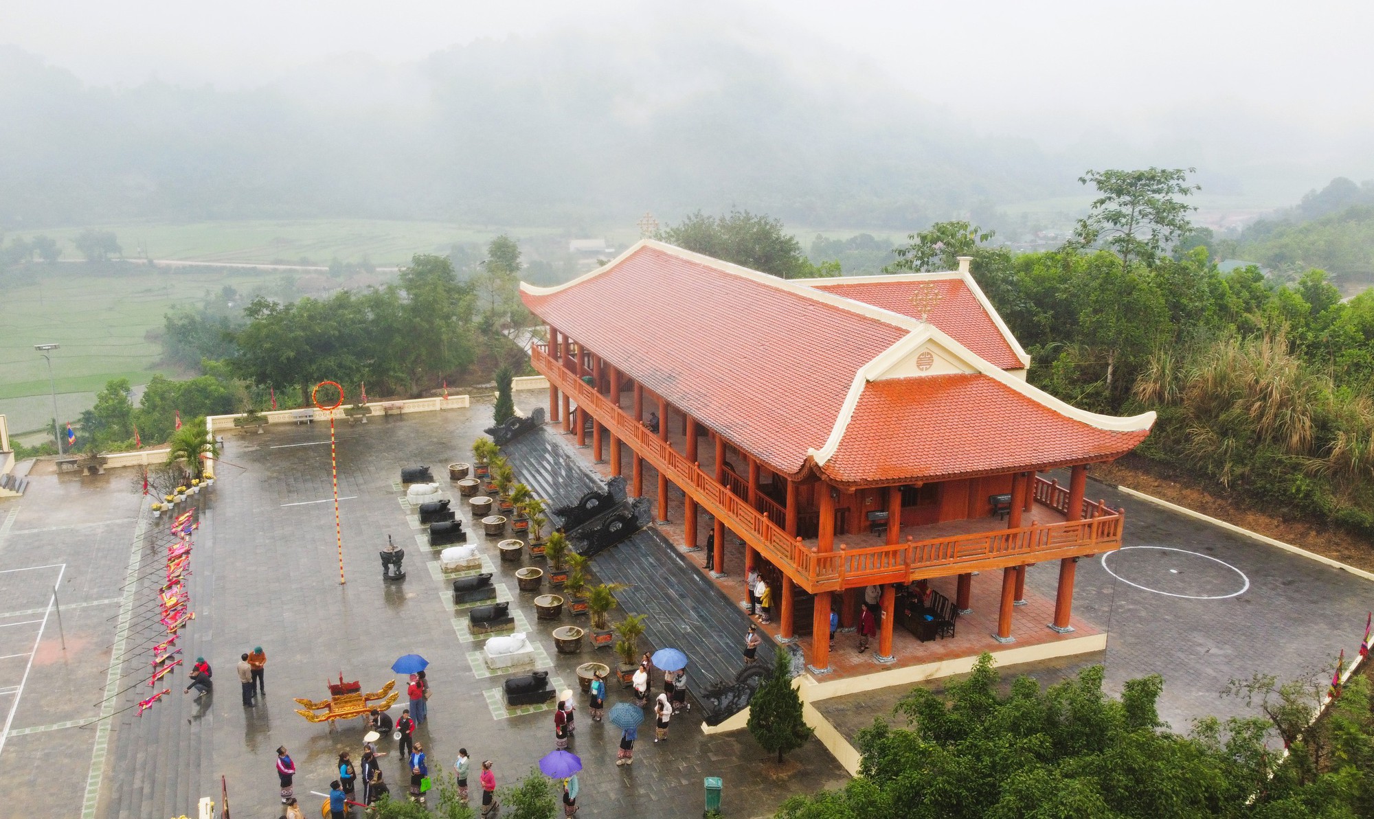 Độc đ&aacute;o ng&ocirc;i đền Ch&iacute;n Gian c&oacute; 9 con tr&acirc;u quỳ gối trước đền- Ảnh 9.