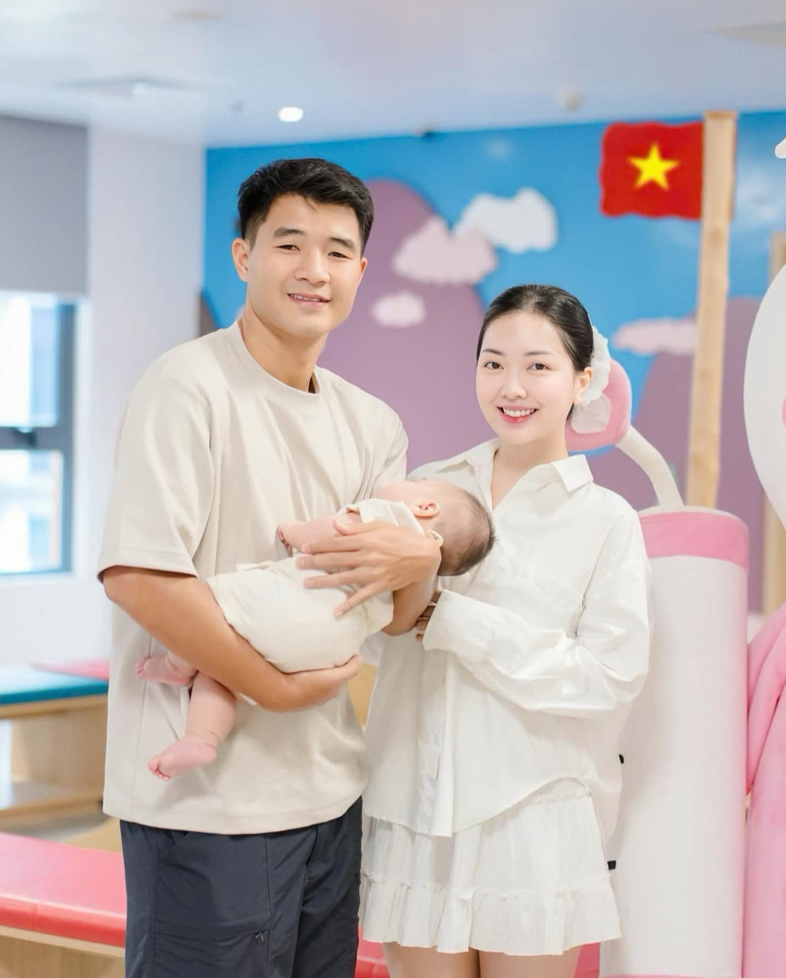 "Cam thường" check nhan sắc thật của nàng WAG xinh nhất làng bóng đá, có lộ khuyết điểm khi không có filter?- Ảnh 3.