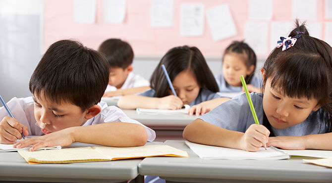 Ông bố Hà Nội "gây bão" khi trả lời thẳng: Vì sao chương trình học hiện nay không nặng hơn ngày xưa, nhưng học sinh lại vất vả đến thế?- Ảnh 1.