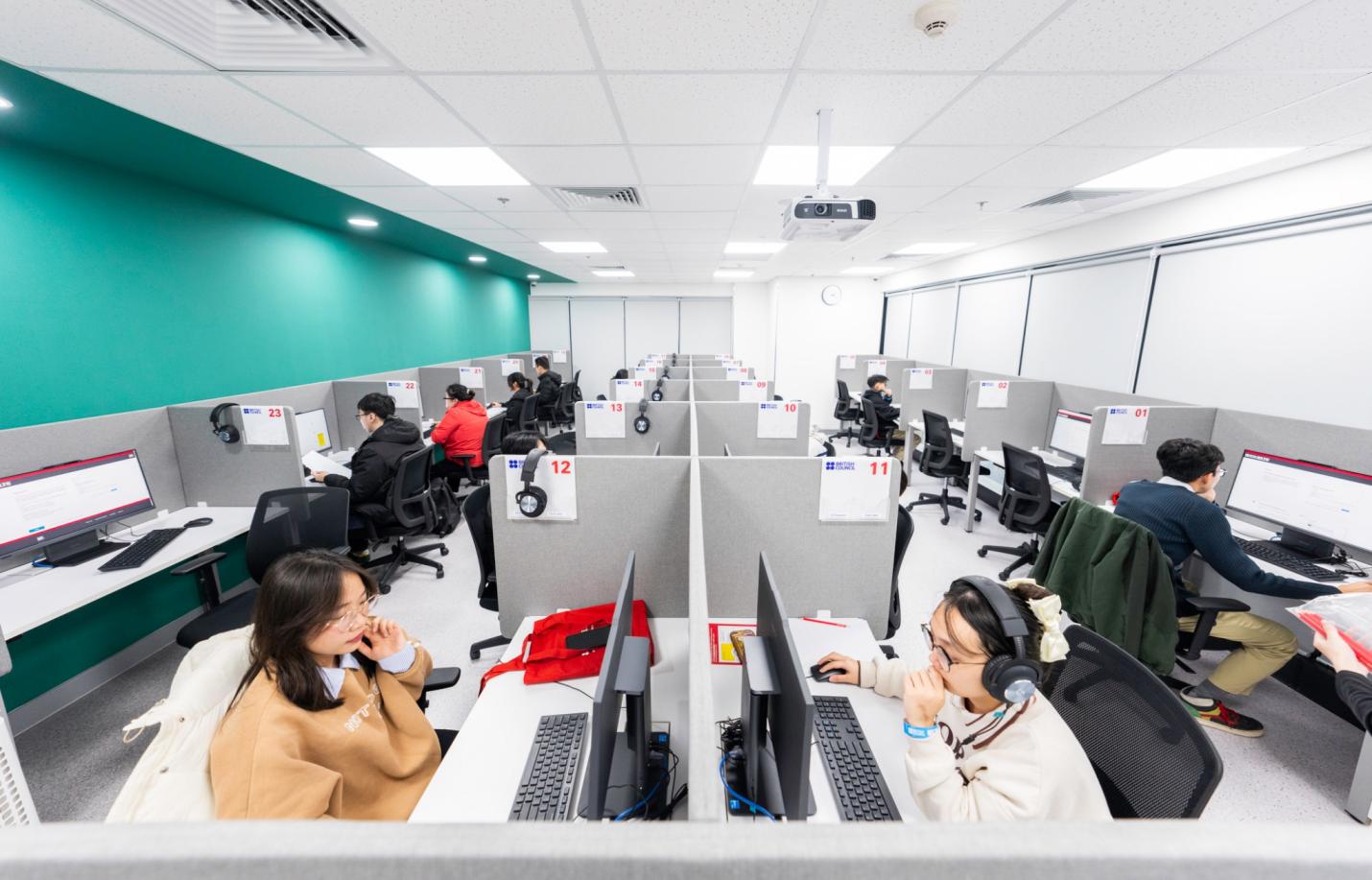 Unbox 2 địa điểm thi IELTS tr&ecirc;n m&aacute;y t&iacute;nh mới toanh d&agrave;nh cho sĩ tử Thủ đ&ocirc;- Ảnh 3.