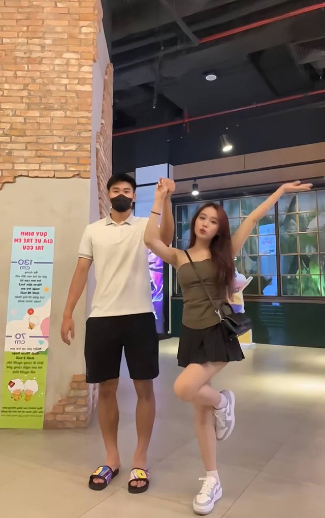Nhâm Mạnh Dũng yêu nàng hot TikToker từng vướng ồn ào vì ăn mặc phản cảm, giờ đã rõ thái độ của mẹ chàng cầu thủ- Ảnh 3.