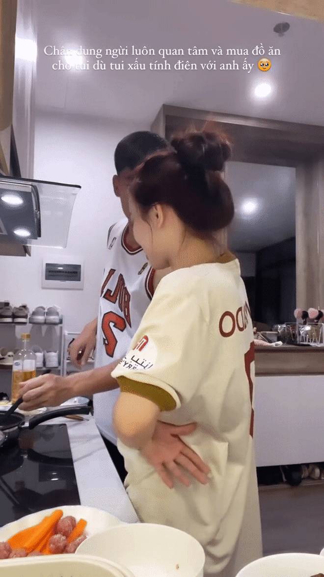 Nhâm Mạnh Dũng yêu nàng hot TikToker từng vướng ồn ào vì ăn mặc phản cảm, giờ đã rõ thái độ của mẹ chàng cầu thủ- Ảnh 2.