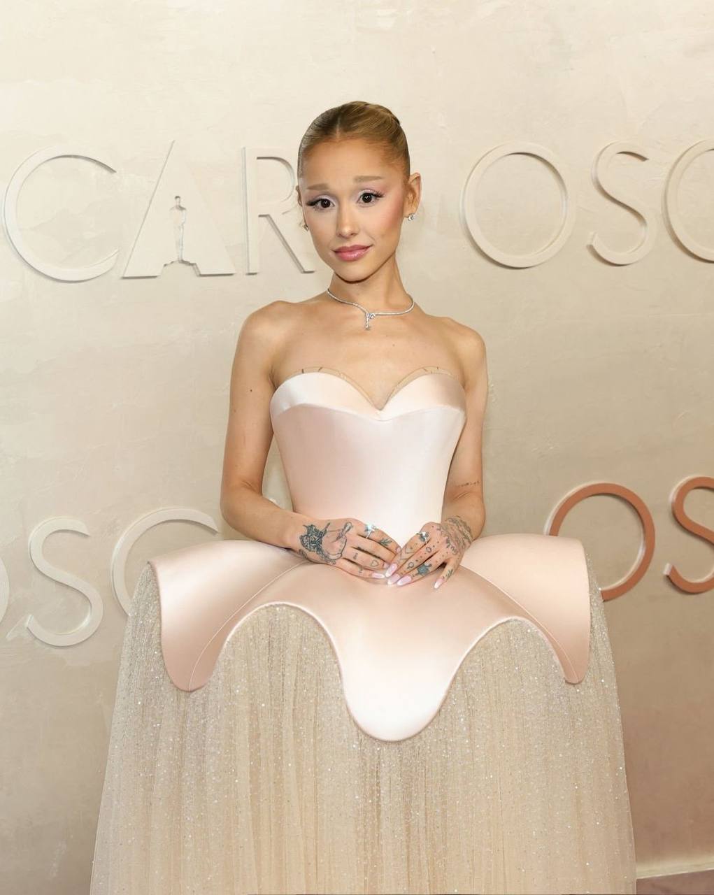 Công chúa Oscar đích thị là Ariana Grande, 2 tạo hình tuyệt đối điện ảnh- Ảnh 3.