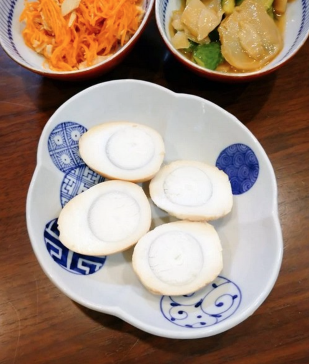 Sốc: Xuất hiện loại trứng g&agrave; c&oacute; l&ograve;ng đỏ m&agrave;u trắng như sữa, bất ngờ hơn nữa l&agrave; m&agrave;u sắc sau khi nấu ch&iacute;n- Ảnh 4.