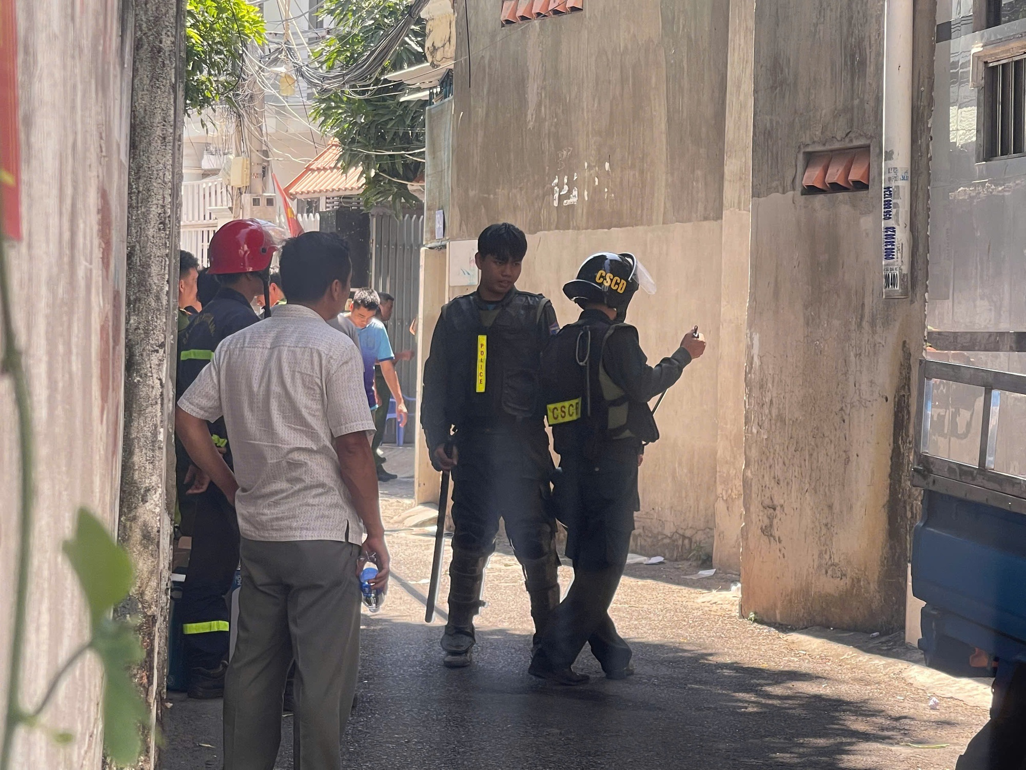 Khống chế th&agrave;nh c&ocirc;ng đối tượng đ&acirc;m chiến sĩ c&ocirc;ng an, cố thủ trong nh&agrave; ở Vũng T&agrave;u- Ảnh 1.